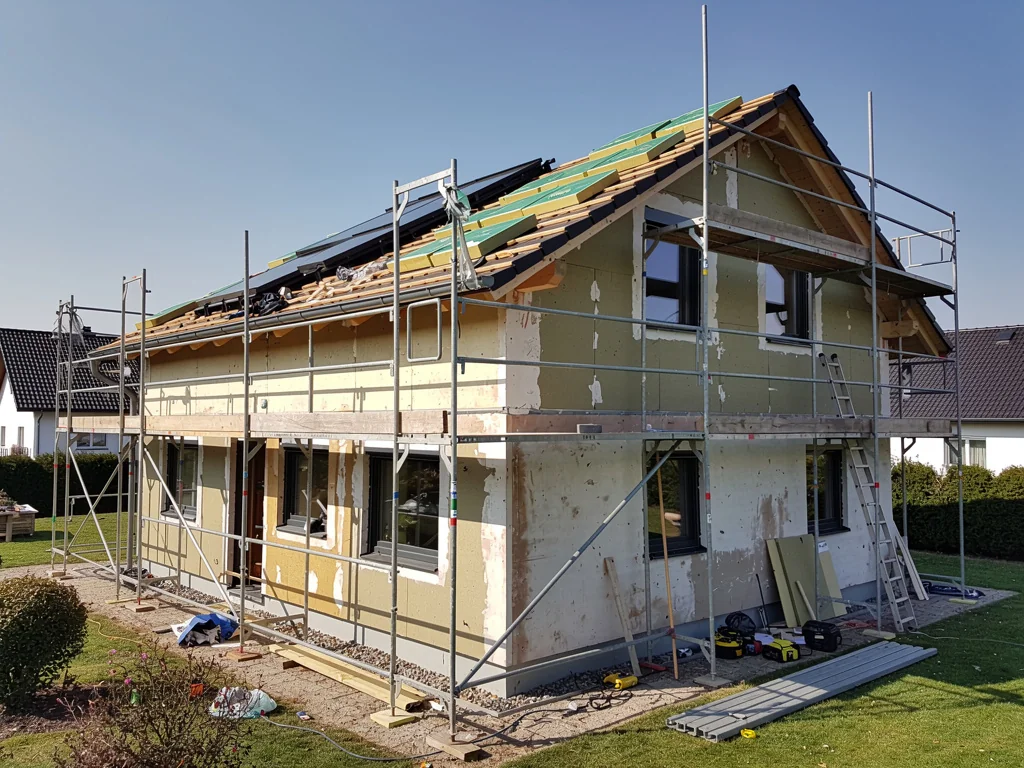 Rehausse de toiture par l'extérieur sur une maison individuelle en chantier